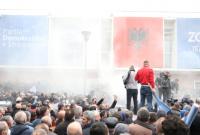 В Албании полиция «слезогоном» и водометами отбила у протестующих офис оппозиции