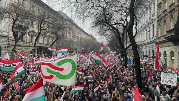 В Венгрии прошли масштабные протесты против Орбана: там вспомнили и об Украине В Венгрии прошли масштабные протесты против Орбана: там вспомнили и об Украине