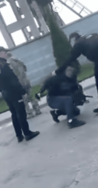 "ТЦК ломает папу!": жительница Кировоградщины пожаловалась на силовую мобилизацию ее отца "ТЦК ломает папу!": жительница Кировоградщины пожаловалась на силовую мобилизацию ее отца