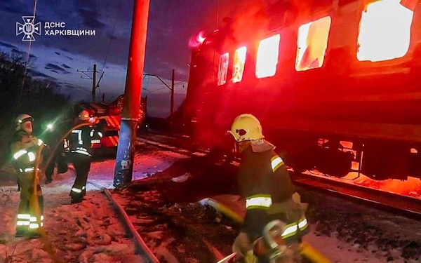Россияне ударили дронами по пассажирскому поезду в Харьковской области, есть жертвы