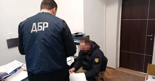 Во Львове военный ТЦК сломал мужчине плечо во время проверки документов: подробности