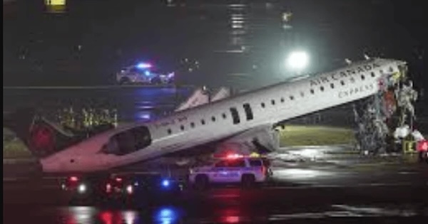 Самолет столкнулся с пожарной машиной во время посадки: какие последствия