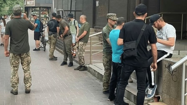В Украине изменят правила мобилизации: военкоматы получат данные о банковских счетах мужчин