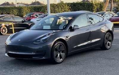 Мужчина купил новый электромобиль Tesla всего за $13 620