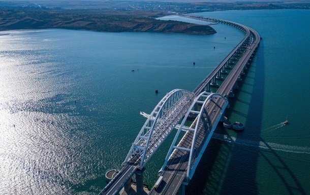 Движение по Крымскому мосту остановлено третий раз за сутки