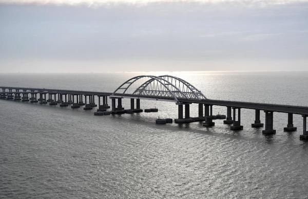 Крымский мост "охраняют" 6 катеров и 5 кораблей фсб рф