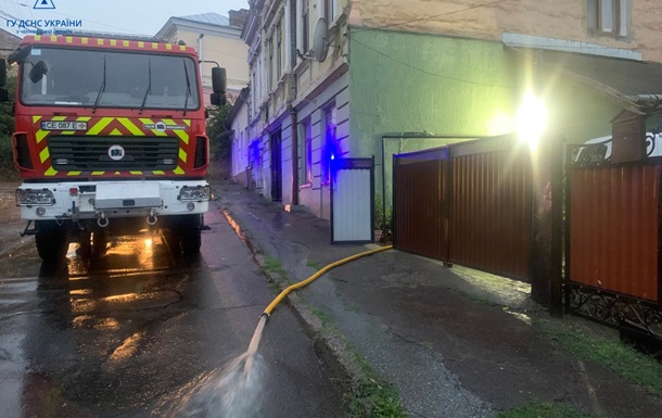 Из-за ливня в Черновцах подтопило квартиры в жилых домах