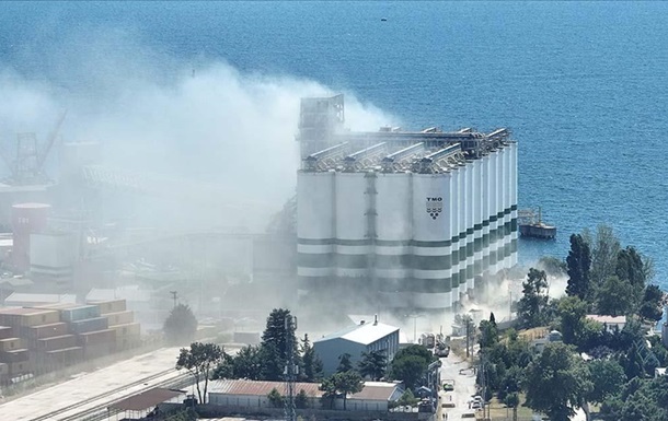 Взрыв в порту: власти Турции опровергли уничтожение 8 млн тонн зерна