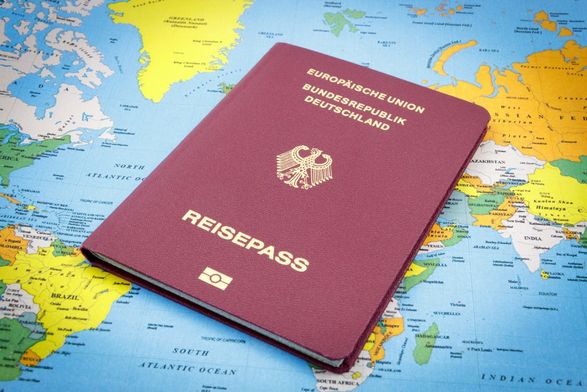 Получить паспорт Германии будет проще: Кабмин страны опубликовал проект закона о новых правилах приобретения гражданства