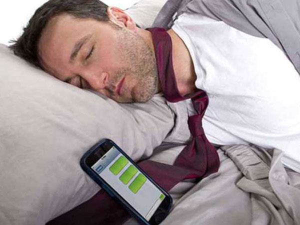 Спать рядом со смартфоном: вредно или нет?