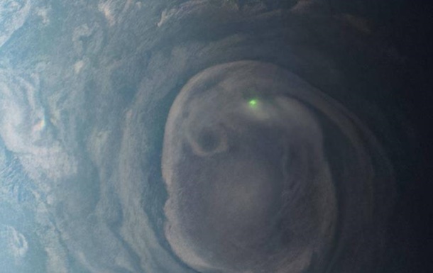 Зонд NASA показал поразительную зеленую молнию на Юпитере