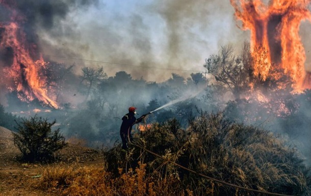 В Греции объявили эвакуацию жителей острова Корфу из-за масштабного пожара