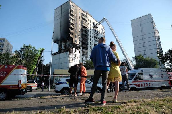 Взрыв в многоэтажке Киева: под завалами нашли тело
