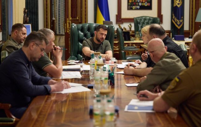 Зеленский провел совещание накануне заседания Совета Украина-НАТО