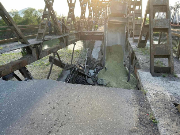 Обвал моста на Закарпатье: пять человек травмированы, среди них - дети