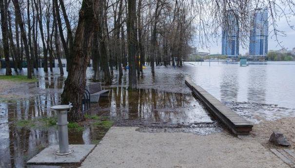 В Киеве снова поднялся уровень воды: сколько осталось до критической отметки