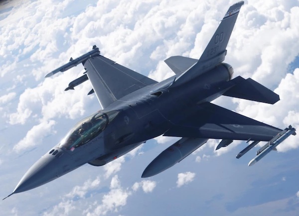 Пилоты начали учиться на F-16 - Резников