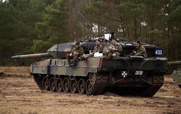 В Польшу прибыли первые шесть танков Leopard, обещанных Испанией Украине