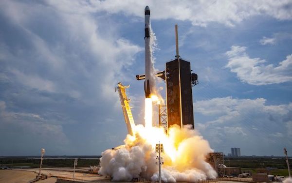 SpaceX вывела на орбиту арабский спутник BADR-8: видео запуска ракеты