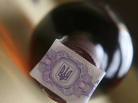 Е-акцизы для алкогольных напитков и табачных изделий: Зеленский подписал закон