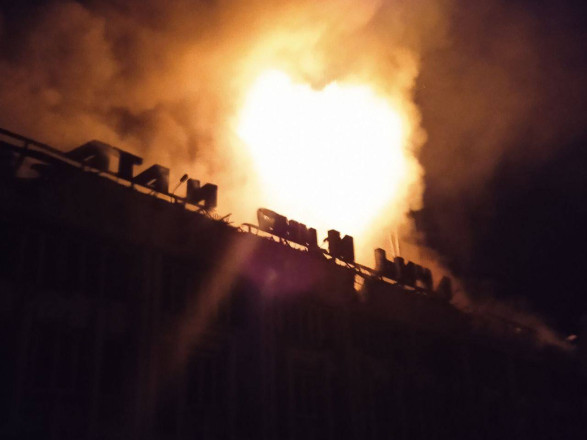 В оккупированном Мариуполе сильный пожар - вспыхнул дворец культуры