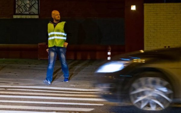 В Украине предложили штрафовать пешеходов за отсутствие светоотражающих элементов ночью