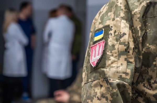 Общая мобилизация: на западе Украины запретили лечить мужчин без разрешения военкомата