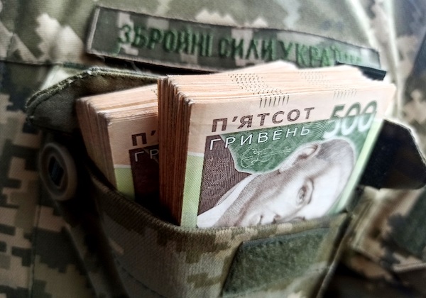 Доплаты военнослужащим: кто будет получать по 30, 50 и 100 тысяч гривен в июне
