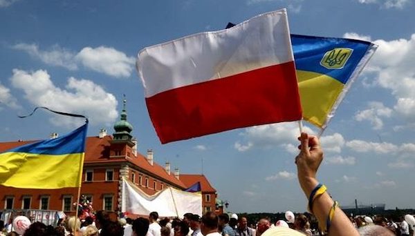 Украинцы начали массово выезжать из Польши: в чем причина