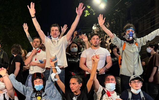 Протесты в Грузии: в парламенте страны объявили красный уровень опасности