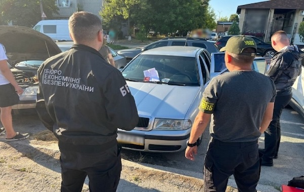 Под видом авто для ВСУ: во Львовской области разоблачили масштабную схему контрабанды