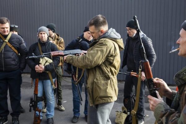 На руках у украинцев могут быть миллионы единиц оружия - МВД