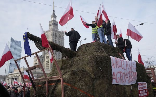 Соломенный Abrams и зачеркнутые флаги Украины: фермеры в Варшаве устроили масштабный протест