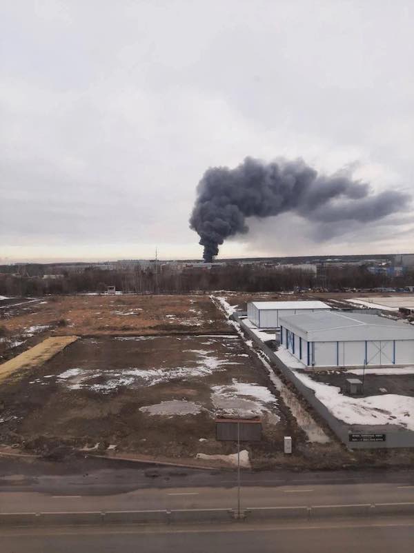 Возле аэропорта санкт-петербурга прогремели взрывы и горит промышленное здание
