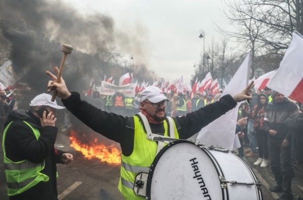 Протест фермеров в Варшаве перерос в столкновения: есть задержанные и пострадавшие