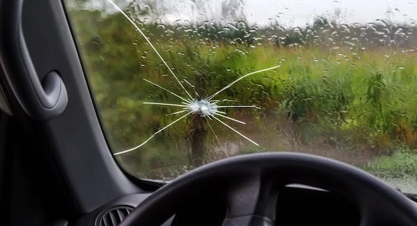 В Украине водителям разрешили ездить на автомобилях с трещинами на лобовом стекле