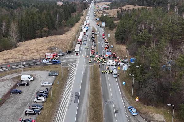 Польская полиция заблокировала группу украинских водителей возле границы, - СМИ