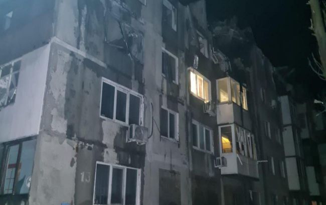 Россияне сбросили авиабомбу на многоэтажку в Мирнограде: есть жертвы и раненые