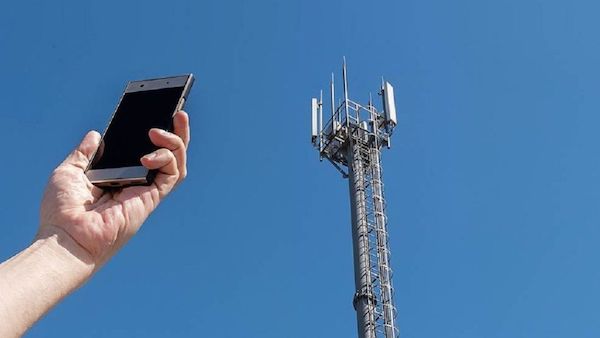 Как на мобильную связь влияют отключения: операторы рассказали насколько готовы сети