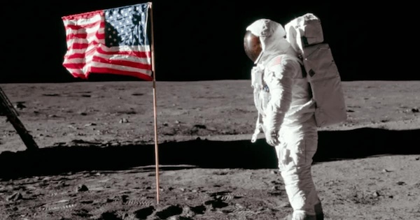 Флаг США на Луне: можно увидеть его с Земли?
