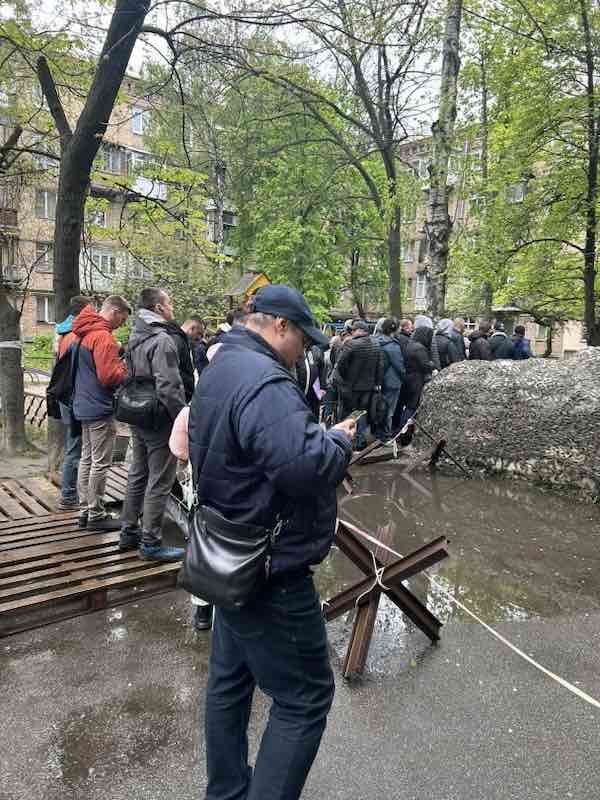В Киеве мужчины "штурмуют" ТЦК: что говорят посетители и каких изменений требуют