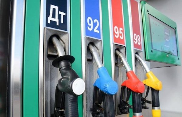 В Украине стремительно подешевели самые популярные марки бензина