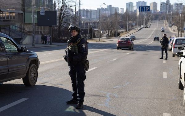 Выдают ли повестки на временных блокпостах Киева: что говорят в КМВА