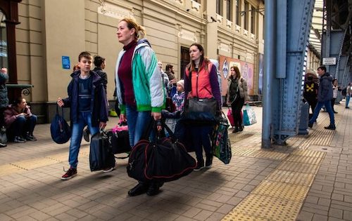 Начался массовый выезд украинцев из Польши: что заставило беженцев покидать соседнюю страну
