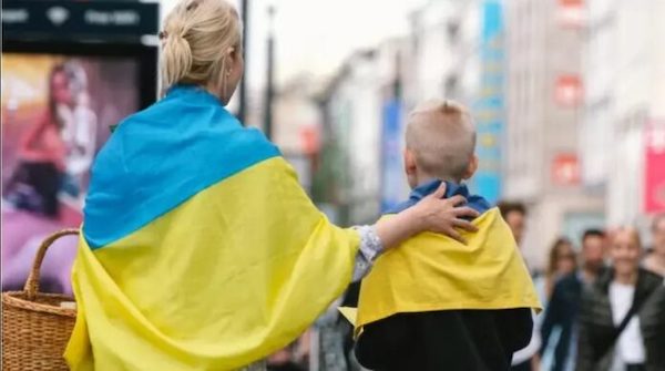 Евросоюз продолжил временную защиту для украинцев: сколько еще беженцы могут рассчитывать на пособия и льготы