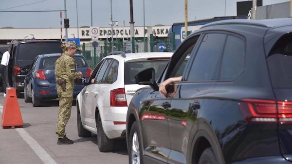 Фронт получит меньше машин: на границе волонтеров разворачивают и посылают в ТЦК