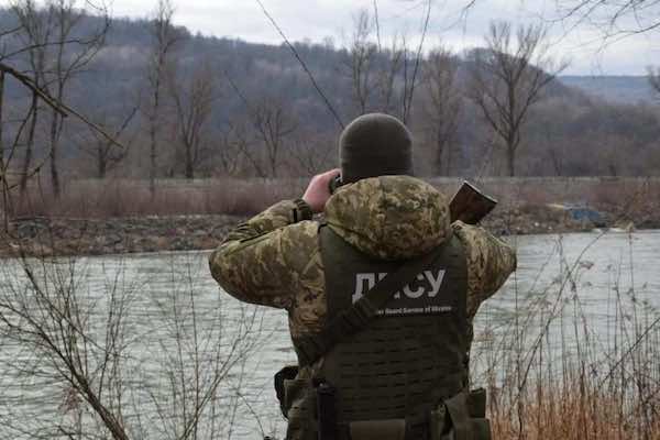 На Закарпатье уклонисты отобрали оружие у пограничника и сбежали в Румынию, - журналист