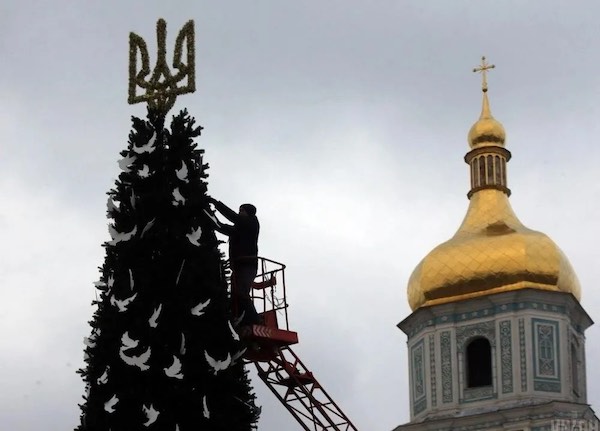 На Софиевской площади начали устанавливать новогоднюю елку