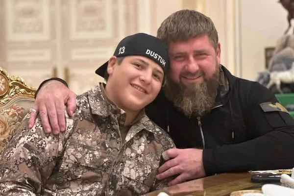 Сына Кадырова, избившего человека, наградили орденом "за заслуги"
