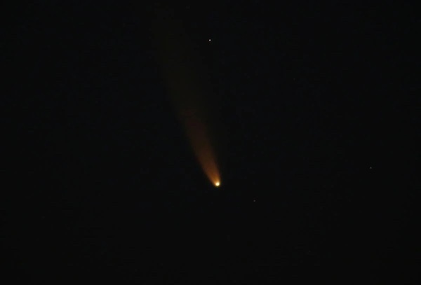 "Комета Дьявола", которая вдвое больше горы Эверест, летит к Земле: опасна ли она